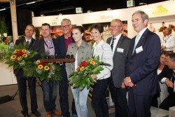 Gewinner und Jury v.l.n.r.: Dr. Gerhard Heusipp (Hochschule Rhein-Waal), Andreas Henk (gabot.de), Hans-Gerd Cox und Danja Cox (Gebr. Cox GmbH), Dr. Anke Schirocki (Agrobusiness Niederrhein), Norbert Engler (BGI), Jan Roelofs (BGI).